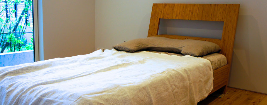 新幹線のリクライニングシートの傾斜を参考に、ヘッドボードの角度、穴と棚の奥行きをいく通りも検討して形が決まった。