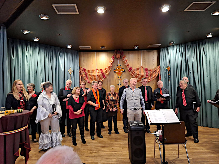 Ein glücklicher Chor "Cantare Filmare" und sein glücklicher Chorleiter Andreas Kowalczyk, nach dem gelungen Konzert.