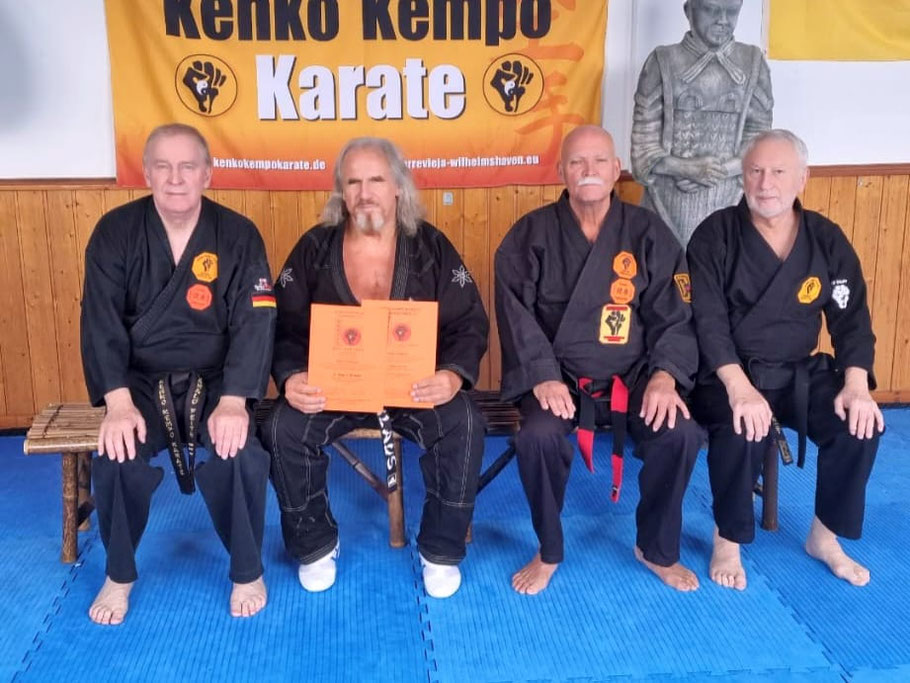 Nach der Prüfung zum 2. Dan Kenko Kempo Karate, von links: Sensei Harald Feith, Sensei Klaus Uschkurat, Shihan Erich B. Ries, Sensei Eugen Pudelko
