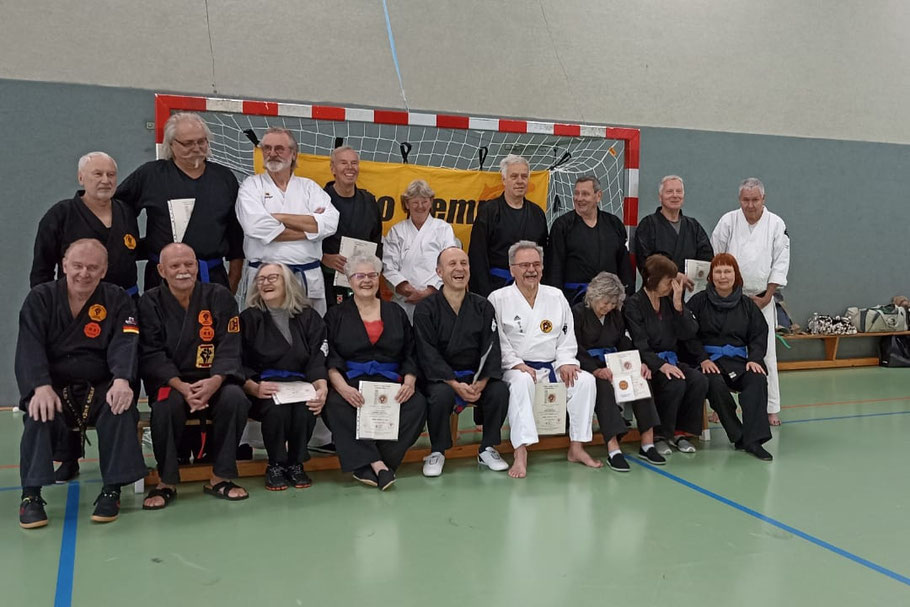 Nach erfolgreicher Prüfung aller 15 TeilnehmerInnen - freudige Gesichter! 2. Reihe von links: Sensei Eugen Pudelko. Unten, von links: Sensei Harald Feith und GM Erich B. Ries