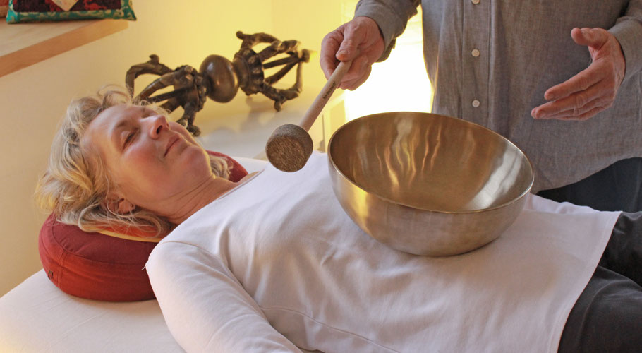 Ausbildungsklangmassage mit großer Beckenklangschale