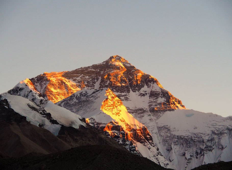 Zoom sur l'Everest au soleil couchant