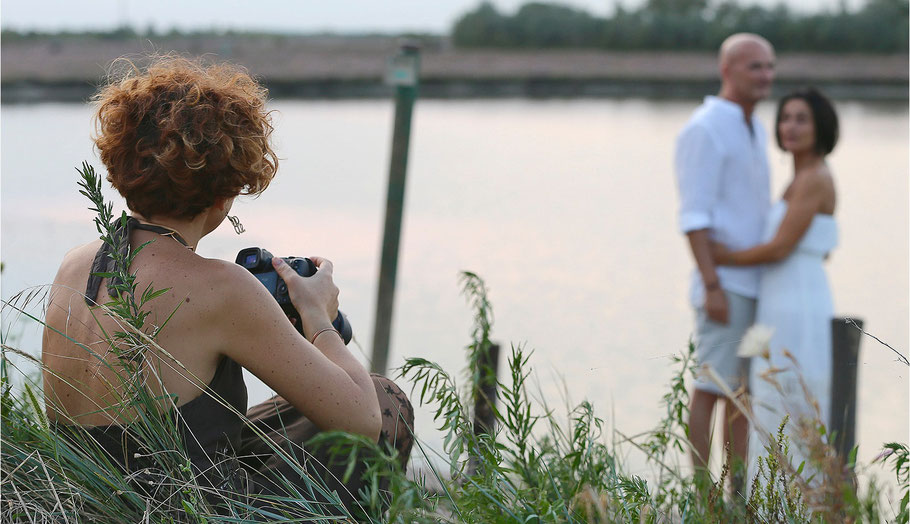 Shooting in esterna di coppia. Immagini fotografiche al tramonto