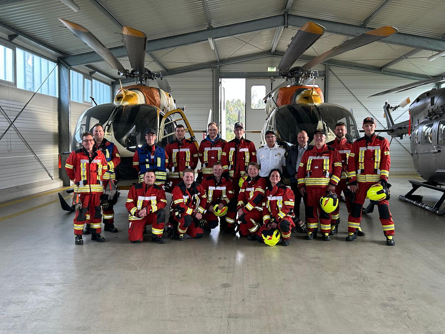 Feuerwehr Hohenfels vor Hubschrauber US Army