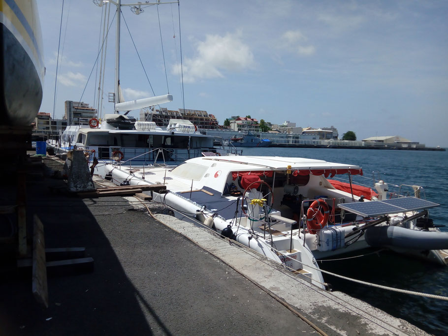 A ship coming from Martinique at mooring for its electric aparels control. Note that the mast had been removed ...