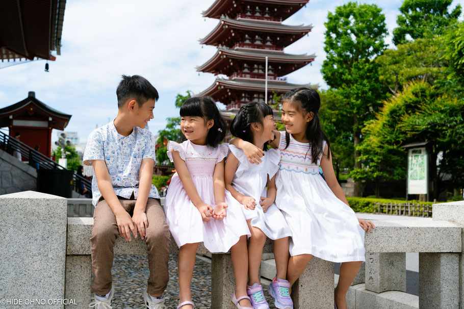 Children smiling together in front of the five-storied pagoda at Sensoji Temple, Asakusa — summer family photo session in Tokyo