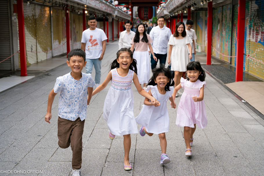 Happy children running through Nakamise Street in Asakusa, Tokyo — family photo session with Singaporean Visitors