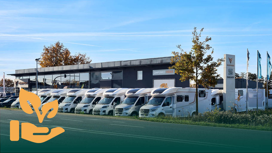 Wohnmobile, im Hintergrund das Gebäude von Camperwelt Fischer in Celle.