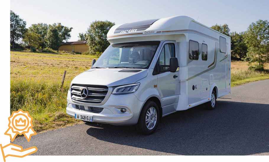 Luxus-Notin-Camper von Camperwelt Fischer (Celle) fährt durch eine ländliche Landschaft.