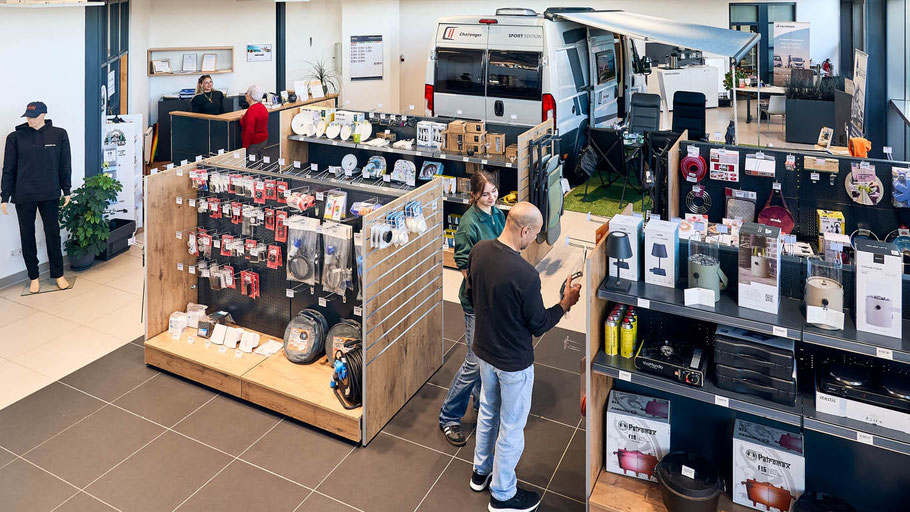 Innenansicht des Camperwelt-Fischer-Shops in Celle mit Regalen und über 11.000 Artikeln.