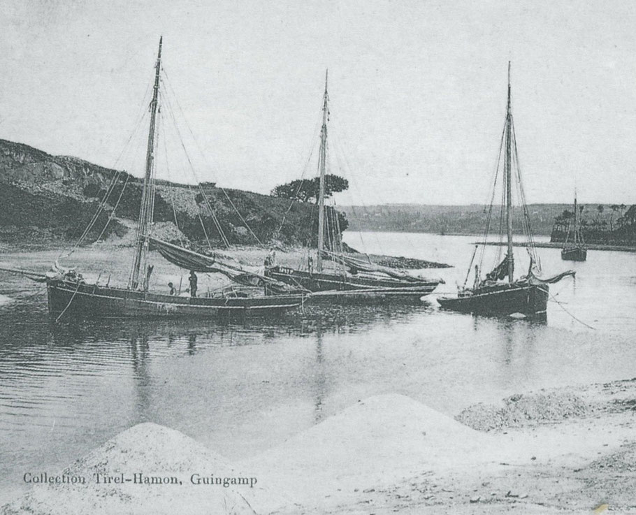 Gabares à sable du Trieux dans l’anse de Camarel vers 1910, les gabares du Trieux sont pontées et pratiquent la drague pour la récolte des amendements