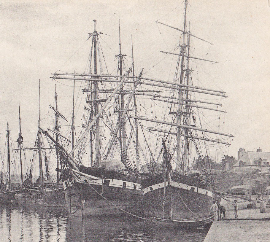 Le bassin de St Servan vers 1900, deux navires terre-neuviers de type ancien avec leur peinture à batterie noir et blanc, l’un est gréé en trois mât l’autre en brick, les navires de Saint-Malo,  Saint Brieuc, Paimpol du french shore avaient cette allure