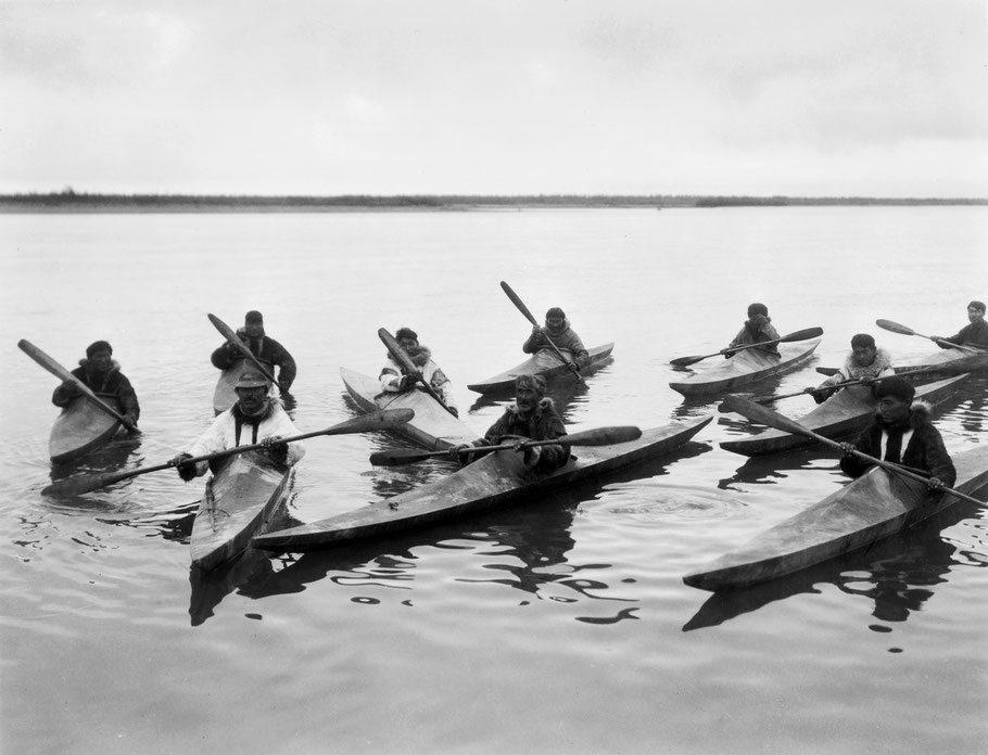 Flottille de kayaks inuits bien pacifiques 