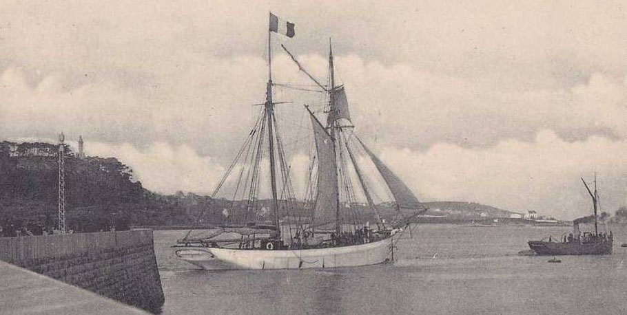 Goélette islandaise sortant en remorque du port de Paimpol