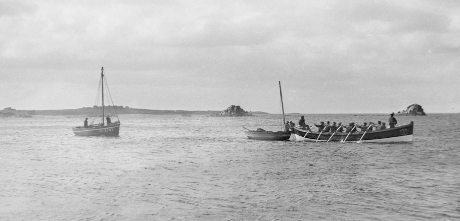 Le canot de sauvetage de Pontusval Georges Bréant passant par l’ancien chenal le canot Renard et le sloup Corentine en remorque,  au second plan l’île Verte et les Bourguignons 