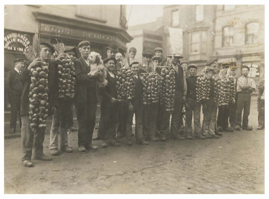 Des compagnies de johnnies débarquaient dans toutes les villes de Grande-Bretagne pour vendre les oignons en faisant du porte-à-porte, ici à Cardiff en 1910