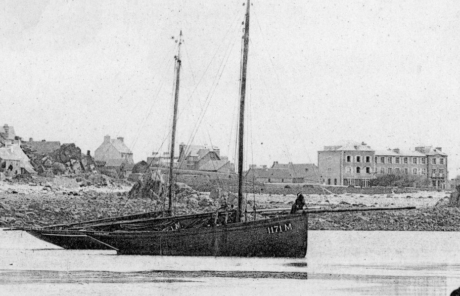 Avant la guerre de 14, le port de Primel armait à la pêche aux cordes d’élégants sloups à cul de poule, le M1171 est l’Ecume de mer (Coll. perso)