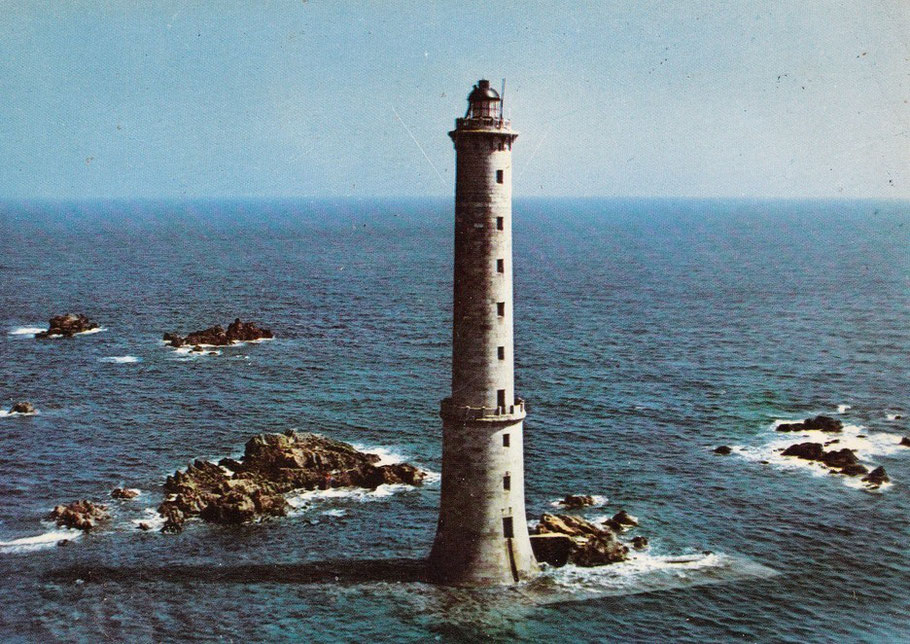 Le phare actuelà pleine mer de morte-eau il a été rehaussé de quelques mètre suite à la destruction de son sommet à la fin de la seconde guerre mondiale 