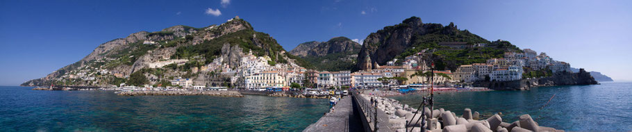 Panoramica della affollatissima Amalfi, un tempo superba Repubblia Marinara