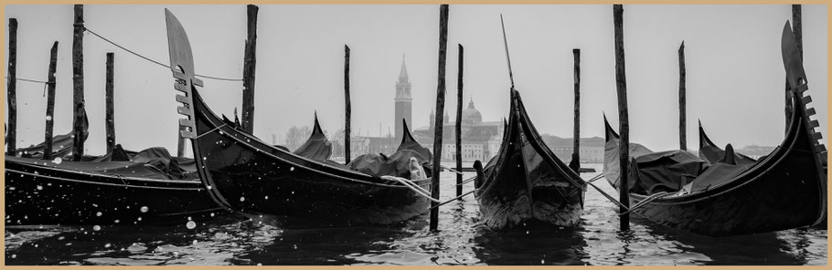 'Riva degli Schiavoni', Venedig, Venezia, Uferpromenade in Venedig mit der 'Chiesa San Giorgio', Gondeln