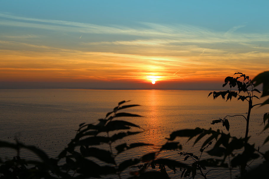 Sonnenuntergang über dem Meer in der Bucht von Sistiana bei Triest