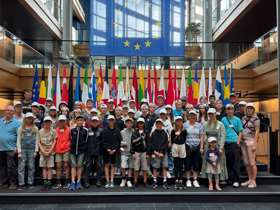 Kinder und Betreuer im Europaparlament