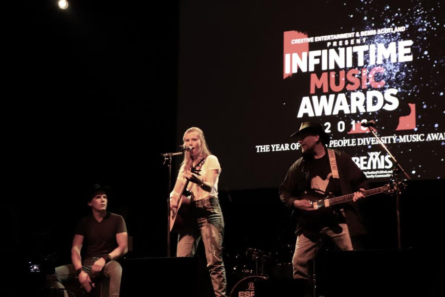 zoee, king tuts, infinitime music awards, glasgow, london, unsigned, singer, songwriter, live music, country music, country to country, zoee official, zoee and the band
