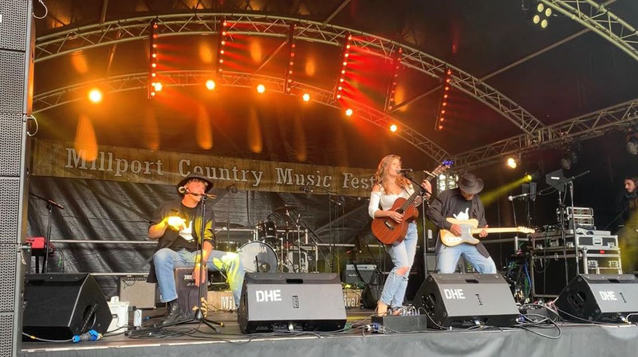 Zoee, Zoee and the band, Zoey, singer, songwriter, country music, uk country