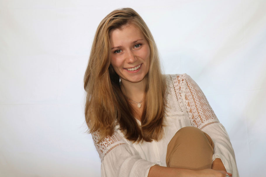 Zoee, singer, songwriter, country music, country, uk country, Zoe, Zooey 