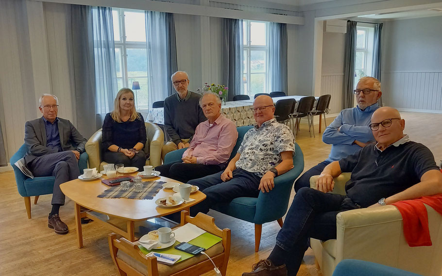 Mötesdeltagare: fr. v. Henrik Lindh (kommundirektör), Catharina Bråkenhielm (kommunstyrelsens ordförande), Nils-Erik Borgström, Sten Fredholm, Lars Normark, Knut Thorberntsson, Gösta Torberntsson. Foto: Lena Kjellman