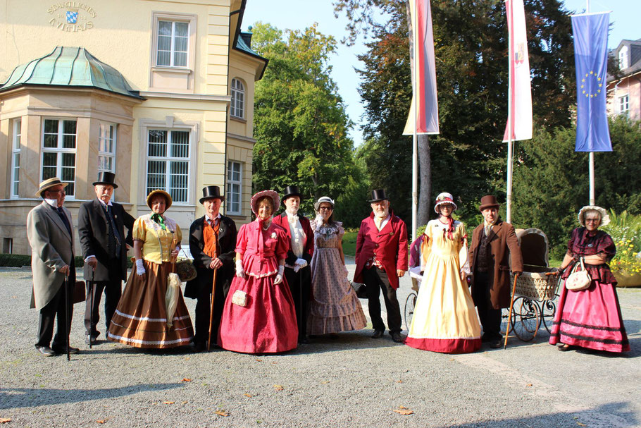 Gruppe steht auf dem Kurhausvorplatz