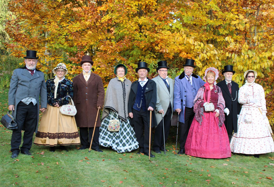 Biedermeier vor golderer Blätterwand