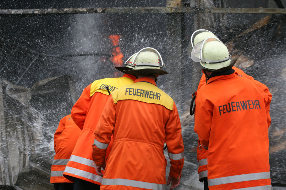 Feuerwehrleute im Einsatz. (Foto: E. Kopp / pixelio.de)