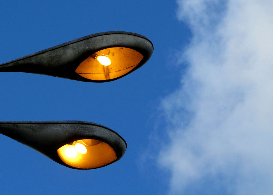 In Augsburg erlebten die Bewohner am Pfingstmontag Wundersames: Bei schönstem Sonnenschein brannten am helllichten Tag die Straßenlaternen. (Symbolbild: Rolf Handke / pixelio.de)