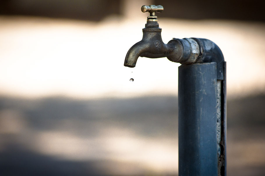 Ein tropfender Wasserhahn. (Foto: piu700 / pixelio.de)