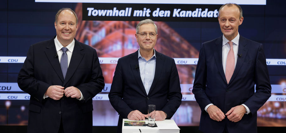 Helge Braun, Norbert Röttgen und Friedrich Merz kurz vor der Live-Sendung. (Foto: CDU/Tobias Koch)