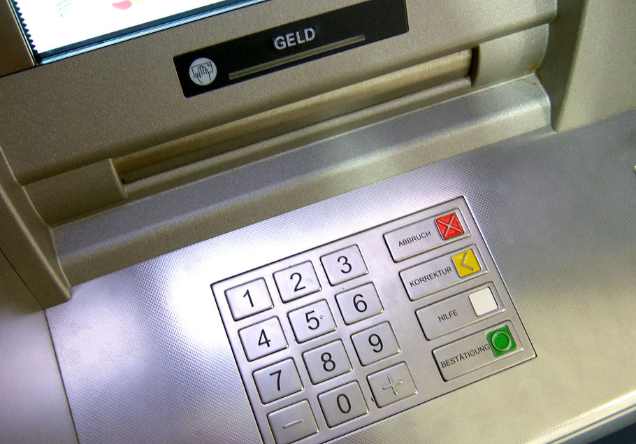 Blick auf die Tastatur eines Geldautomaten. (Foto: Rainer Sturm / pixelio.de)
