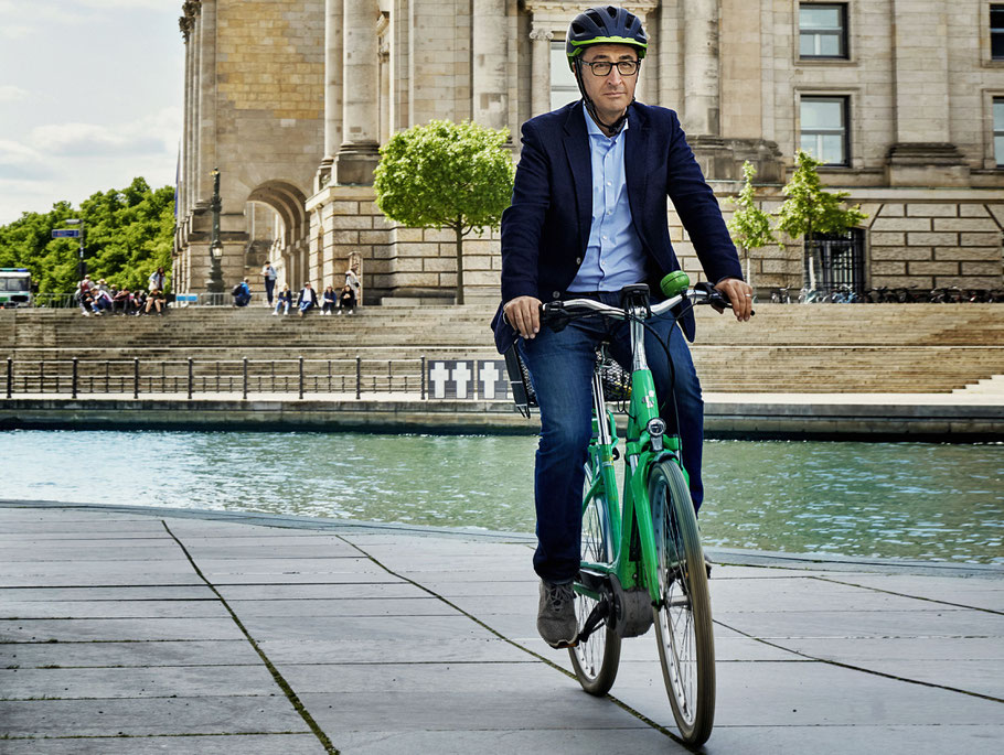 Bundeslandwirtschaftsminister Cem Özdemir auf dem Fahrrad. (Foto: © Sedat Mehder, CC BY 3.0)