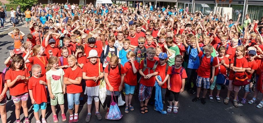 Über 270 Kinder- und Jugendliche haben gespannt abgewartet, wer mit wem in welcher Gruppe und welchen Gruppenleitern in die diesjährige Ferienspaßwoche startet. Eins, zwei, drei Action! Bild: David Inderlied, Die Glocke