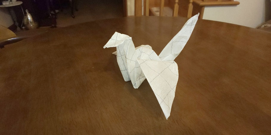中学生がナプキンで作った折り鶴。