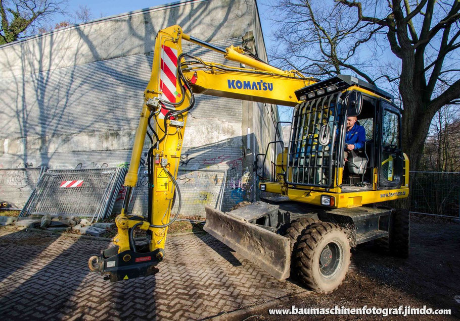 Komatsu PW 148 bei Abbrucharbeiten an einem alten Hallenbad in Oer Erkenschwick