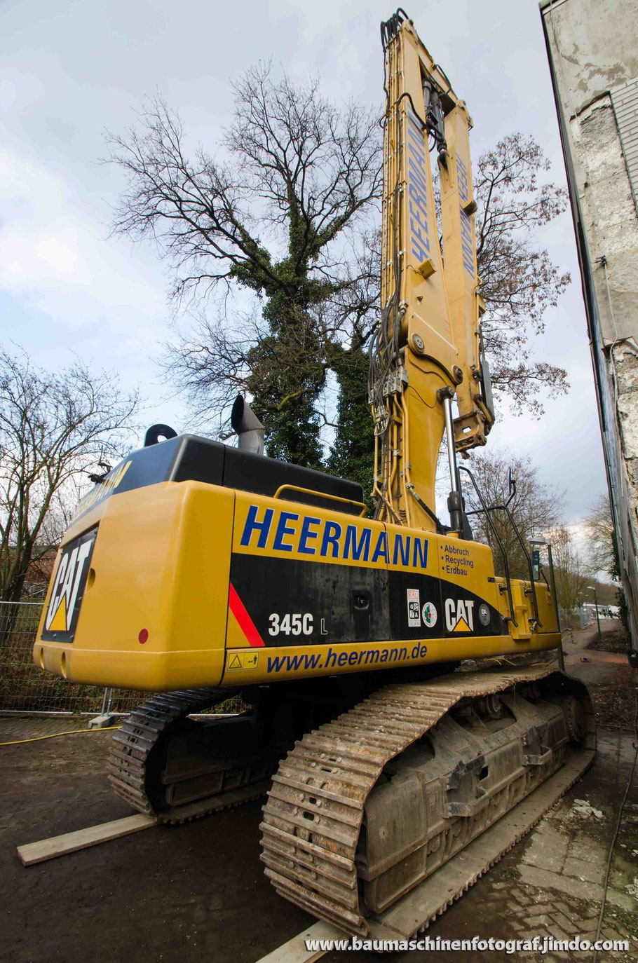 Der Cat 345 C UHD der Firma Heermann Abbruch ist an seinem Einsatzort in Oer Erkenschwick eingetroffen