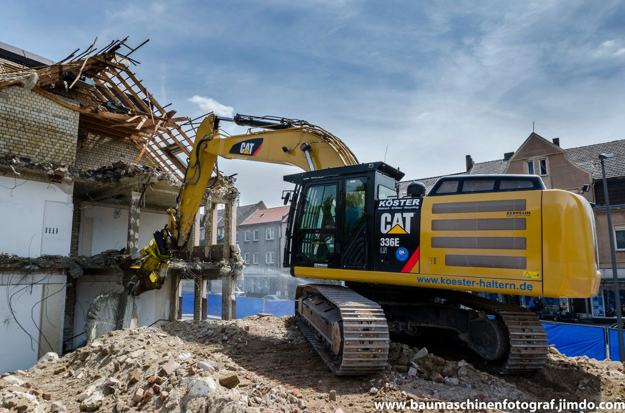 Cat 336 E der Firma Köster Abbruch beim maschinellen Rückbau des Volksbankgebäudes in Marl Hüls