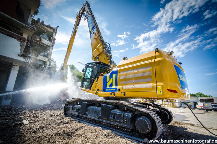 CAT 352 NG UHD der Firma Heermann mit der Longfrontausrüstung im Abbrucheinsatz