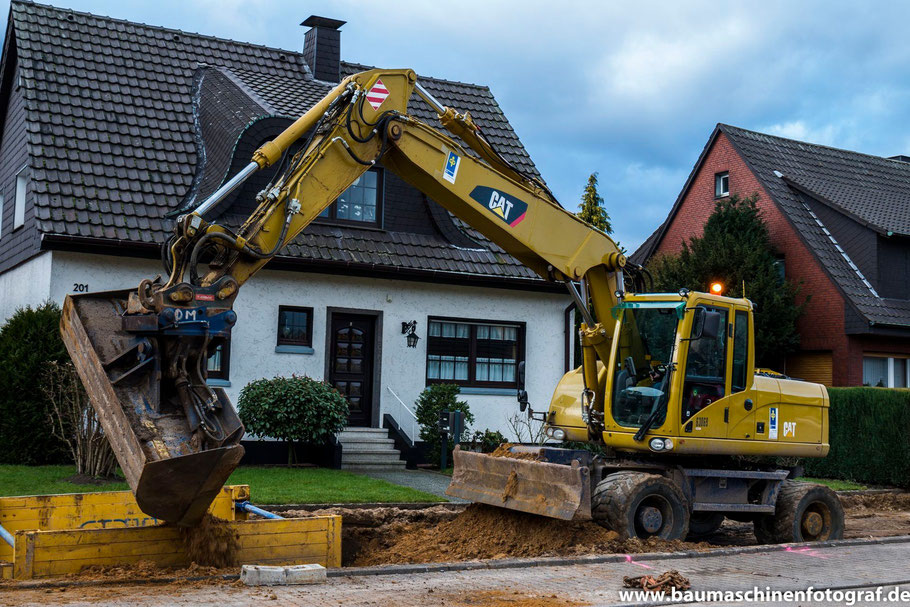 Cat M318D von Depenbrock beim Schachten für eine neue Fernwärmeleitung