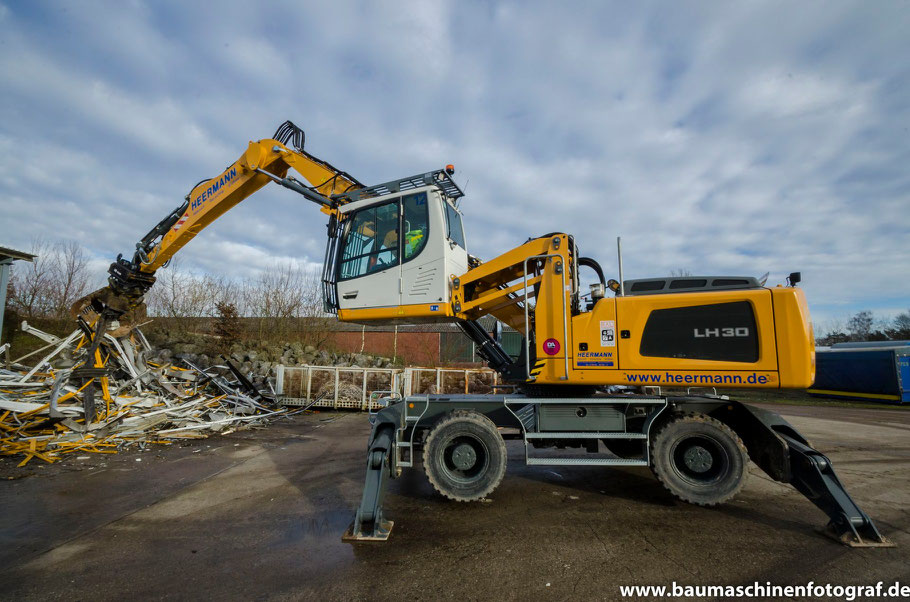 Liebherr LH30 Industrie mit OilQuick der Firma Heermann Abbruch