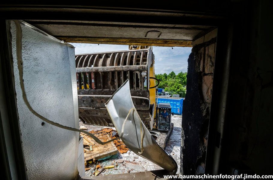 Einmal bitte das Fenster öffnen. Logenplatz auf der Abbruchbaustelle Opel Autohändler in Marl!