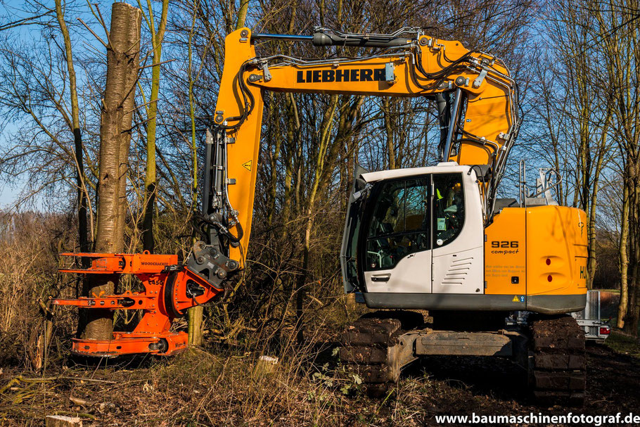 Liebherr R926 Compact mit Westtech Woodcracker im Einsatz!