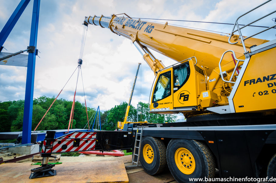 Liebherr LTM1450-8.1 beim Brückenhub in Haltern im Doppelpack!