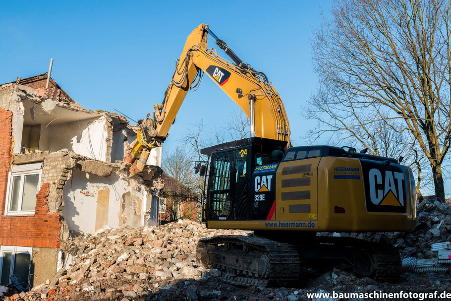 CAT 329 E der Firma Heermann beim Abbruch eines alten Pfarrheimes in Marl 